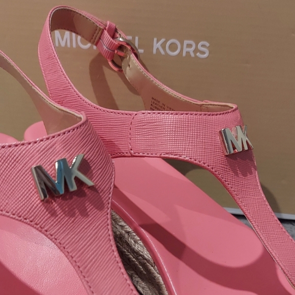 🏷️ NWB MICHAEL KORS CORAL PINK WEDGE SANDALS Size 9 - Picture 6 of 12